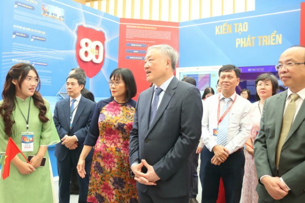 Hai Phó Thủ tướng tham quan không gian triển lãm của Bộ Tư pháp tại Triển lãm thành tựu Đất nước